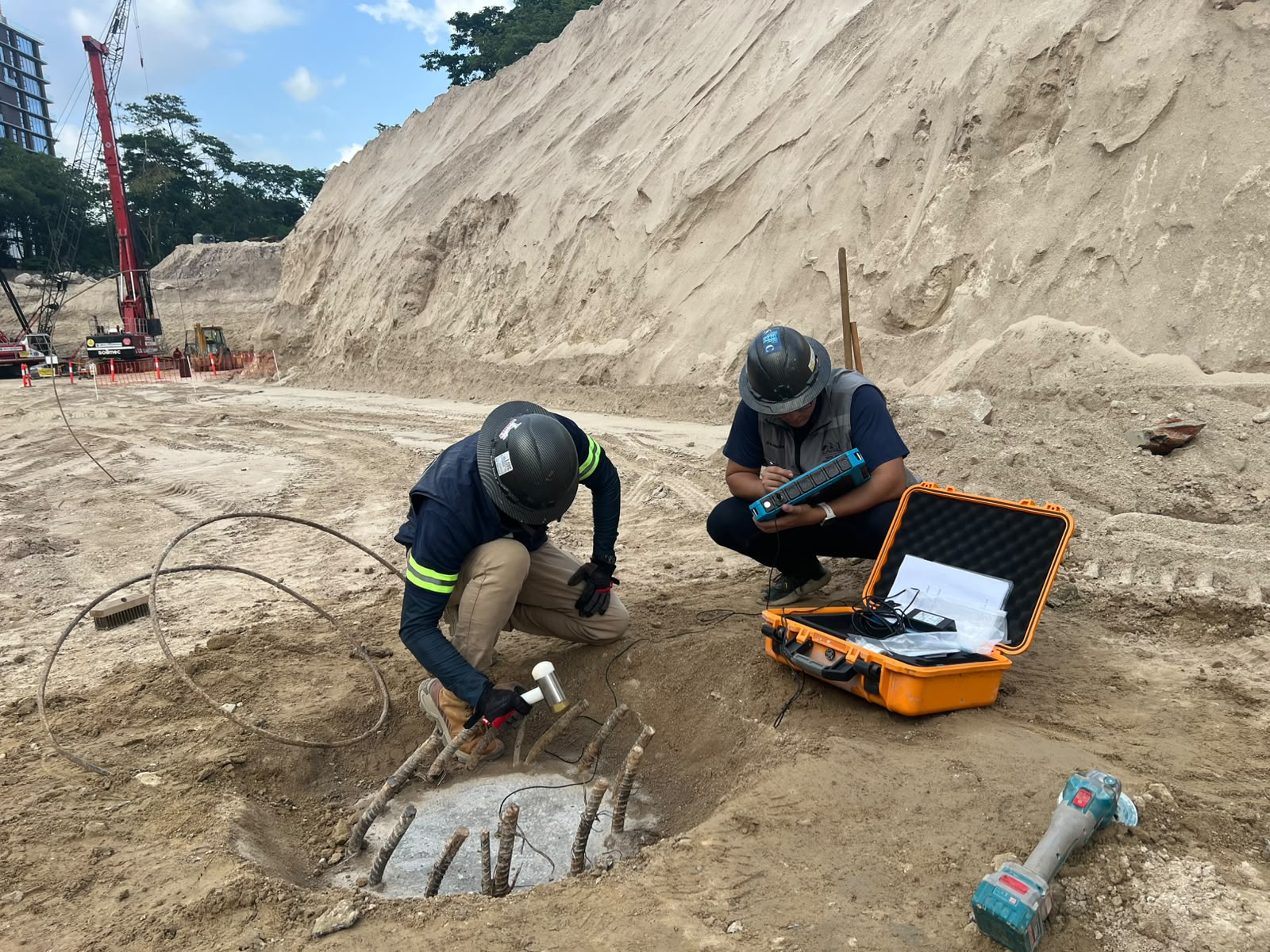 Equipo de SOLAB realizando ensayo PIT sobre un pilote de concreto