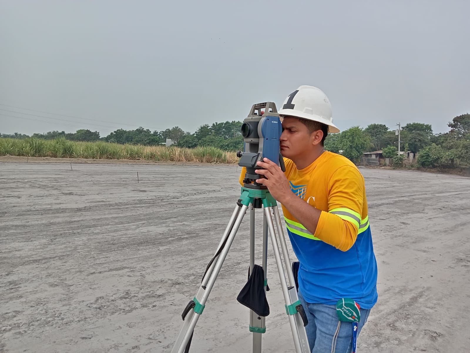 Operador de SolTop realizando mediciones con estación total en terreno
