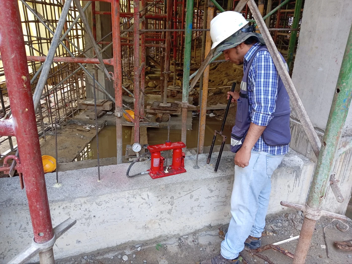 Ensayo de materiales de construcción realizado en campo por SOLAB