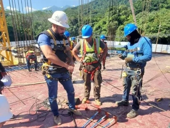 Ingenieros de Sobalvarro Consultores verificando trabajos en campo