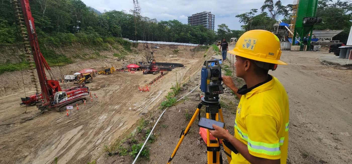Especialista de SolTop realizando mediciones topográficas en una obra